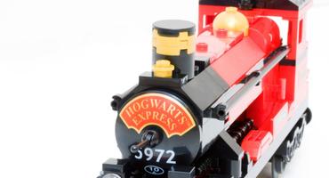 Der Lego Hogwarts Express vor weißem Hintergrund