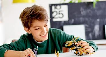 Kind spielt mit Lego Ninjago-Figuren