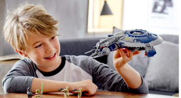 Junge spielt mit Lego Star Wars Raumschiff