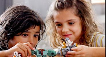 Kinder spielen mit Lego Star Wars Figuren