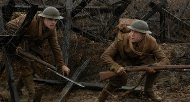 Dean-Charles Chapman und George MacKay als Soldaten im Schützengraben in ihrem neuen Film "1917"