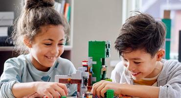 Kinder spielen mit Lego-Set