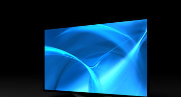 Schwarzer Flachbildfernseher mit blauem Bildschirm vor schwarzem Hintergrund