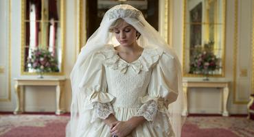 The Crown Emma Corrin Hochzeitskleid