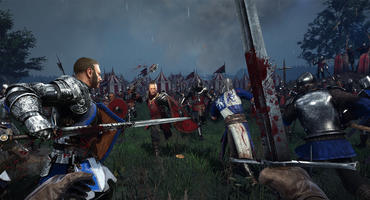 Schlachten-Szene aus Chivalry 2 mit blutigen Schwertern und Rittern, die aufeinander zu stürmen