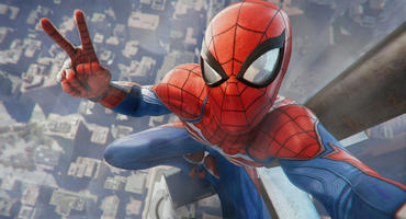 Spider-Man steht auf der Spitze eines Wolkenkratzers, filmt nach unten und und macht Peace-Zeichen in Selfie-Kamera