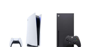 PlayStation 5 mit Controller und Xbox Series X mit Controller