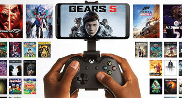 Xbox-Spiele laufen per Cloud-Gaming auf einem Smartphone, das mit einem Xbox Controller gesteuert wird.