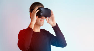 Mann mit VR-Brille auf dem Gesicht