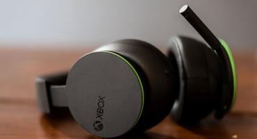 Xbox Wireless Headset liegt auf einem Holztisch.