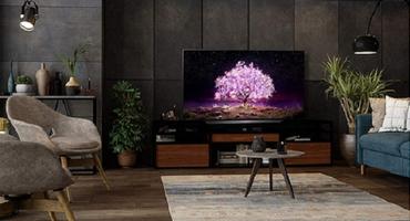 Ein OLED-TV von LG für unter 1.500 Euro steht im Wohnzimmer.