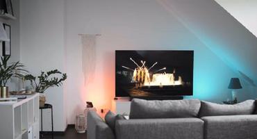 Die QLED-TVs von Samsung bringen Heimkino-Flair ins Wohnzimmer.