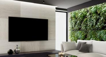 Ein 8K-Fernseher hängt in einem Wohnzimmer.