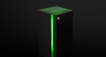 Mini-Kühlschrank im Design der Xbox Series X mit leicht geöffneter Tür, durch die es grün leuchtet.