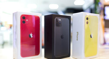 Drei Iphone 11 in verschiedenen Farben in der Originalverpackung