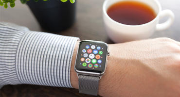 Mann trägt Apple Watch mit einem Metall-Armband