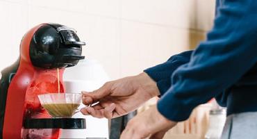 Kaffee Pad Maschine schenkt Kaffee ein 