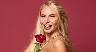 Bachelor 2022 Kandidatin Franziska Temme Shooting mit Rose
