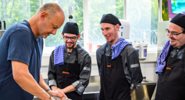"Rosins Heldenküche": Alles Fake? Laiendarsteller sollen in Kochshow dabei sein