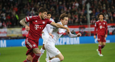 Hernandez vom FC Bayern München und Aaronson vom FC Salzburg kämpfen in der Champion League um den Ball