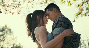 Netflix-Star gesteht: Diese Szene aus "Purple Hearts" war nicht geplant