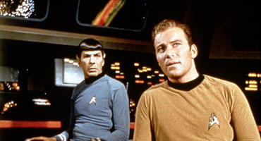Leonard Nimoy und William Shatner in "Star Trek"; zum 56. Jubiläum der Serie begeistert Amazon mit großem Trekkie-Sale