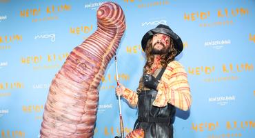 Heidi Klum erscheint an Halloween 2022 als Wurm auf dem roten Teppich, Tom Kaulitz geht als Angler