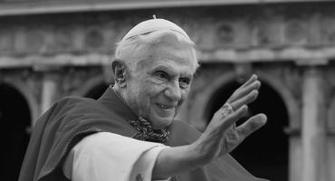 Papstvorgänger Benedikt XVI. ist tot: Sender ändern ihr Programm