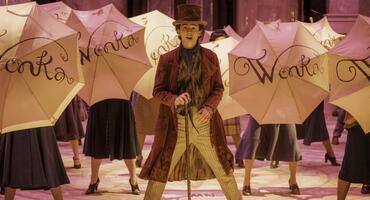 „Wonka“: Erster Blick auf Timothée Chalamet als Chocolatier und Hugh Grant als Oompa Loompa
