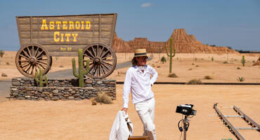 Regisseur Wes Anderson am Set zu "Asteroid City"