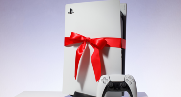 Playstation 5 mit Schleife in rot