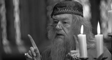 Michael Gambon als Dumbledore in "Harry Potter" neben brennenden Kerzen in der Großen Halle
