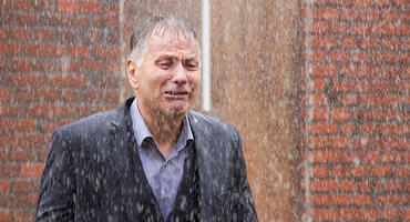 "In aller Freundschaft": Roland steht weinend im Regen