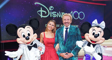 Thomas Gottschalk und Victoria Swarovski und die Ehrengäste Micky und Minnie Maus zum Gala-Abend "Disney 100 - Die große Jubiläumsshow".