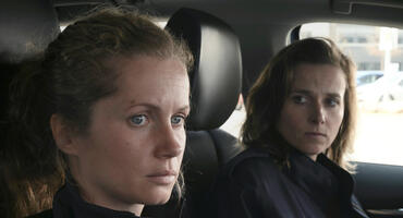 Leonie Winkler und Karin Gorniak rätseln über einen Fall im Auto.