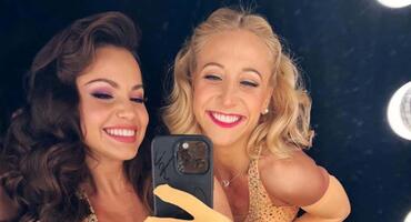 In der Garderobe der "Let's Dance"-Tour strahlen Christina Hänni und Kathrin Menzinger, gerade frisch in ein gelbes Kleid geworfen, in die Kamera