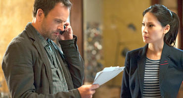 Jonny Lee Miller als Sherlock Holmes un Lucy Liu als Dr. Joan Watson