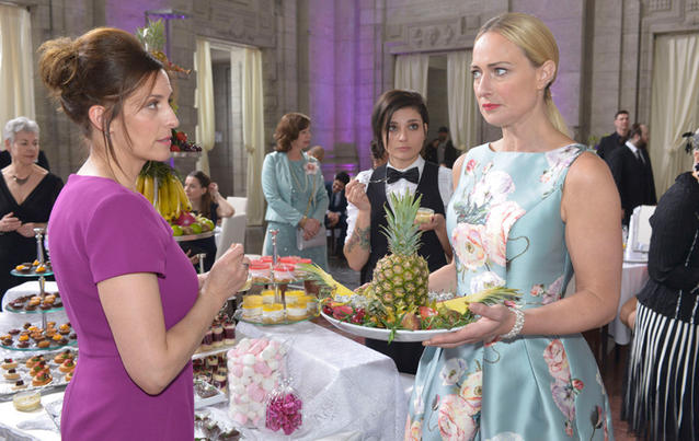 Katrin (Ulrike Frank), Anni (Linda Marlen Runge), Maren (Eva Mona Rodekirchen) und die Ananas. Foto: RTL / Rolf Baumgartner