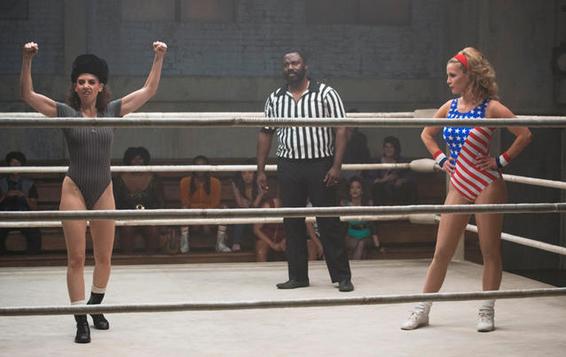 Alison Brie (links) und Betty Gilpin werden in GLOW innerhalb und außerhalb des Rings zu erbitterten Konkurrentinnen. Foto: Netflix