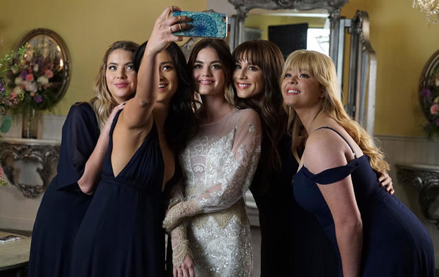 Aria (Lucy Hale, Mitte) soll bei PLL endlich heiraten. Foto: Freeform