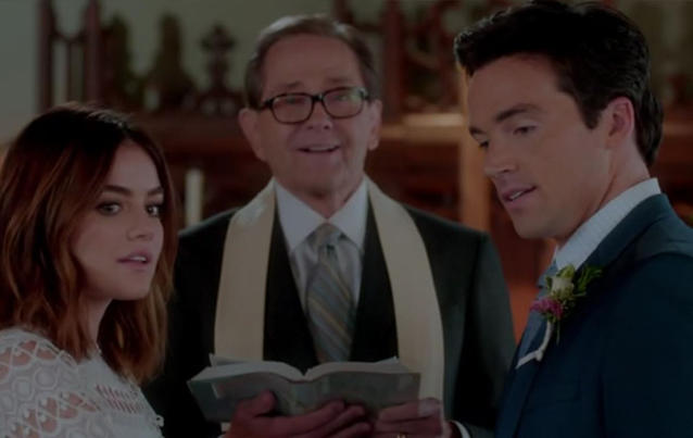 Aria und Ezra heiraten im PLL-Serienfinale. Foto: Freeform