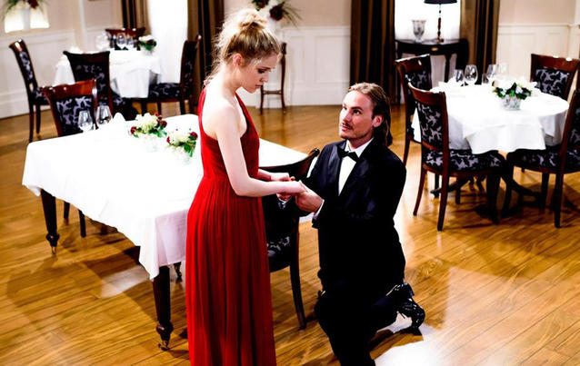 William (Alexander Milz) macht Ella einen Heiratsantrag. Foto: ARD / Christof Arnold