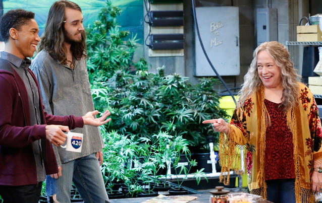 Kathy Bates in der Netflix-Serie Disjointed