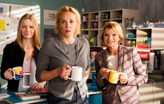 Fack Ju Göhte 3: Biggi (Sandra Hüller), Direktorin Gerster (Katja Riemann) und Frau Leimbach-Knorr (Uschi Glas) halten im Lehrerzimmer die Stellung.