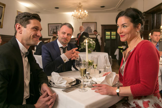 &quot;Die Rosenheim-Cops&quot;-Weihnachtsspecial: Miriam Stockl (Marisa Burger, r.) verliebt sich in Maximilian Kranich (Andreas Kiendl, l.)