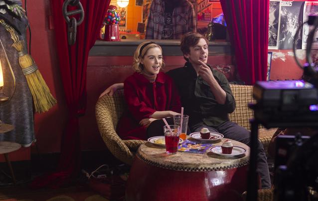 Chilling Adventures of Sabrina: Kiernan Shipka alias Sabrina Spellman und Ross Lynch als Harvey