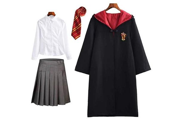 Schuluniform mit Zauberumhang des Hauses Gryffindors auf einem Bild