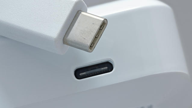 Ein weißes USB-C-Kabel und ein USB-C-Anschluss eines weißen Geräts.