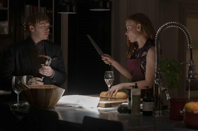 Servant Staffel 1: Rupert Grint und Lauren Ambrose Szene mit Messer in Küche