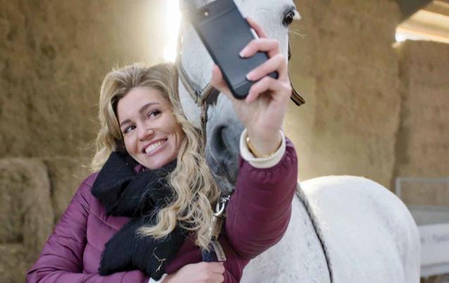 Köln 50667 Leonie macht Selfie mit Pferd Hercules